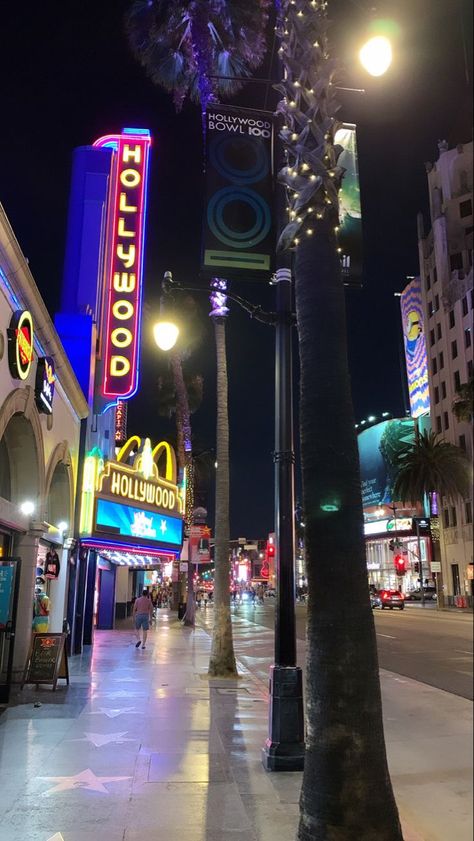 los angeles aesthetic Hollywood Night Aesthetic, Los Angeles Night Aesthetic, Hollywood Background, Hollywood At Night, Los Angeles Nightlife, Preppy Background, Los Angeles At Night, Angeles Aesthetic, Los Angeles Wallpaper