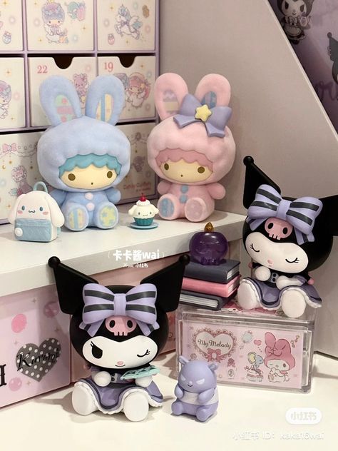 Sanrio Figures, Sanrio Bedroom, Kuromi Room, Fox Plushie, Kuromi Sanrio, Sanrio Stuff, Baby Pink Aesthetic, Bedroom Items, Mini Figurine