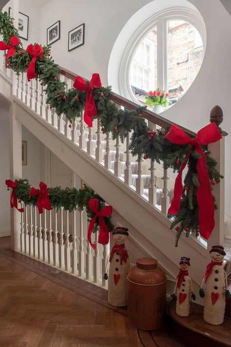 Railing Xmas Decor, Bannister Christmas Decor Garlands, Christmas Decorations For Banisters, Stair Decorating Ideas Christmas, Christmas Ideas For Stairs, Christmas Decor Exterior House, Christmas Home Inspiration, Christmas Decor Railing Stairways, Handrail Christmas Decor