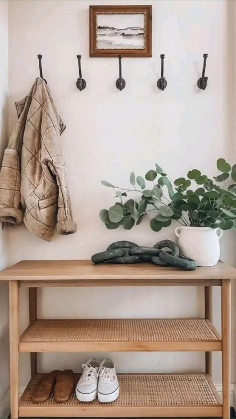 Small Home Entrance Decor, Small Front Entry, Shelves Entryway, Small Entrance Halls, Entry Way Decor, Apartment Entrance, Small Entryways, Shoe Shelves, Apartment Living Room Design