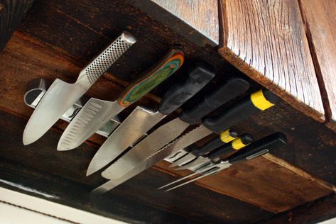 DIY Under-Cabinet Knife Rack : great way to save on counter space! Large Kitchen Interior, Housekeeping Ideas, Baby Bus, Kitchen Knife Storage, Lakehouse Kitchen, Magnetic Knife Rack, Magnetic Knife Holder, Big Room, Hidden Kitchen