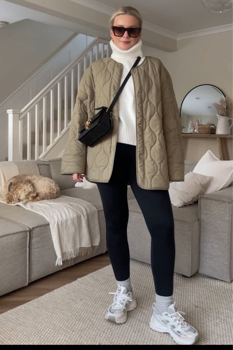 Outfit With Quilted Jacket, Green Jacket Winter Outfit, Autumn Jackets Women, Quilted Green Jacket Outfit, Quilt Outfit, Winter Outfits Sneakers, Green Quilted Jacket Outfit, Winter Outfits With Sneakers, Leggings Winter Outfit