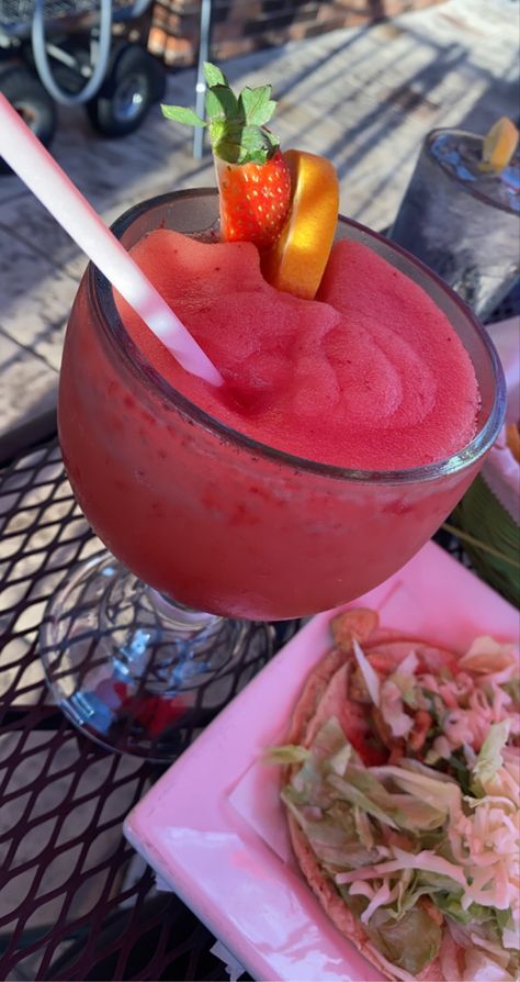 Cool Alcoholic Drinks, Tacos And Margaritas, Pretty Alcoholic Drinks, Vegas Food, Yummy Alcoholic Drinks, Food Video, Fancy Drinks, On A Boat, Snap Food