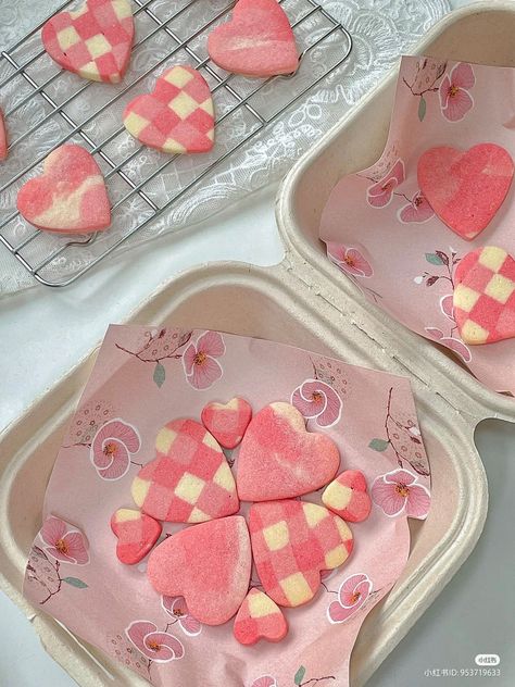 Cute Pink Food, Kawaii Dessert, Breakfast Recipes Sweet, Rainbow Cookies, Cute Baking, Cute Snacks, Pink Foods, Food Therapy, Pretty Cookies