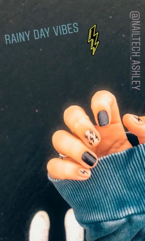 Lightning Bolt Nails Acrylic Western, Black Lightning Bolt Nails, Black Nails Lightning Bolt, Black Lightening Bolt Nails, Black Western Nail Designs, Lightning Nail Design, Lightening Bolt Nail Design Western, Black Nails With Lightning Bolt, Nashville Nails Ideas Summer