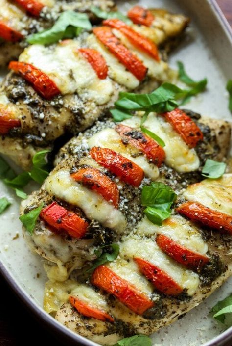 Stuffed Caprese Chicken | An Easy Chicken Recipe | Cookies and Cups Stuffed Caprese Chicken, Delish Chicken Recipes, Chicken Caprese Sandwich, Caprese Stuffed Chicken, Caprese Panini, Italian Caprese Salad, Chicken Caprese, Cookies And Cups, Easy Chicken Recipe