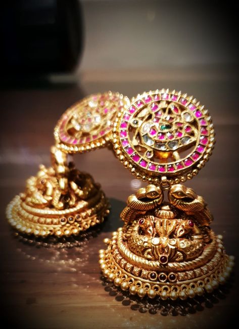 Big Gold Jhumkas, Big Jhumka Earrings Gold, Gold Studs Earrings Indian Round, Gold Jumkas Antiques, Jumkis Indian Jewelry, Traditional Jhumkas, Jhumkas Gold, Big Earrings Gold, Big Stud Earrings