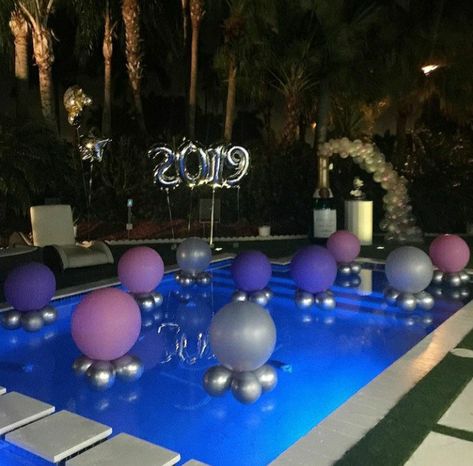 Ballon Pool Decor, Pool Decorations For Party, Pool Balloon Decorations, Pool Party Balloons Decorations, Sweet 16 Pool Party Ideas, Adult Pool Party Decorations, Pool Party Adults, Night Pool Party, Birthday Decorations At Home