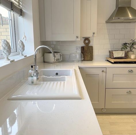 White Worktop Kitchen, White Tiled Kitchen, Kitchen Worktop Makeover, Kitchen Worktop Ideas, Wooden Backsplash, White Kitchen Worktop, Small Kitchen Remodel Cost, White Worktop, Uk House