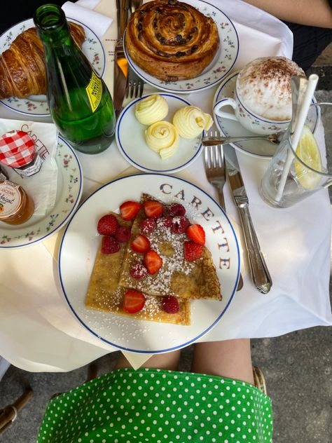 French Brunch Aesthetic, French Crepes Aesthetic, Paris Winter Aesthetic, Paris Crepes, Paris Girls Trip, Crepe Cafe, Bestie Trip, France Cafe, French Trip