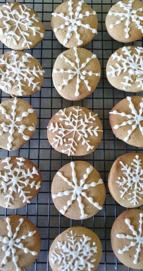 Easy Round Cookie Decorating Ideas, Circular Christmas Cookies, Round Gingerbread Cookies, Circle Christmas Cookies, Circle Cookie Decorating Ideas, Circle Gingerbread Cookies Decorated, Circle Christmas Cookies Decorated, Round Gingerbread Cookies Decorated, December Decorations