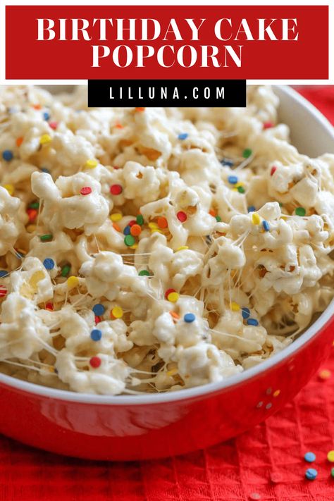 This sweet and salty Birthday Cake Popcorn has a delicious cake batter flavor that is SO addicting! You can't go wrong with white cake mix, vanilla, marshmallows, butter, and popcorn!! Birthday Cake Popcorn Recipe, Funfetti Popcorn Recipes, Popcorn Dessert Recipes, Fun Popcorn Recipes, Confetti Popcorn, Funfetti Popcorn, Popcorn Mix Recipes, Cake Batter Popcorn, Puff Corn