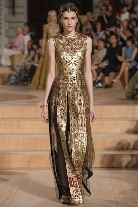 Best of Paris Haute Couture Week Fall/Winter 2015  Valentino via Fashion TV Facebook Byzantine Fashion, Valentino Haute Couture, Valentino Couture, Vogue Australia, Couture Week, Couture Runway, Gold Dress, Couture Collection, Fancy Dresses