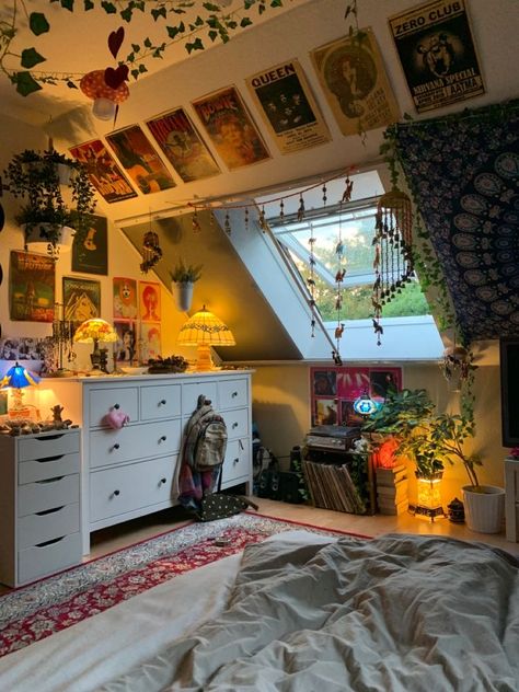 Funky Bedroom Ideas Modern, Bright Maximalist Decor Bedroom, Hippie Rooms, Sala Grunge, Hippie Room, Hippy Room, Chill Room, Retro Room, Room Redesign