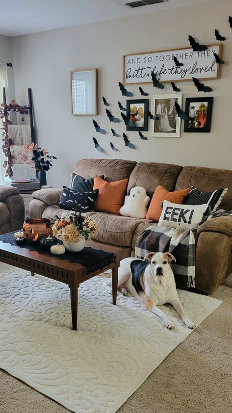 Cozy Living Rooms Halloween, Fall And Halloween Decor Ideas Apartment, Autumn Couch Decor, Spooky Season Living Room, Aesthetic Halloween Living Room, Halloween Interior Decor Living Room, Cute Halloween Indoor Decor, Classic Halloween Decor Living Room, Halloween Aesthetic Living Room