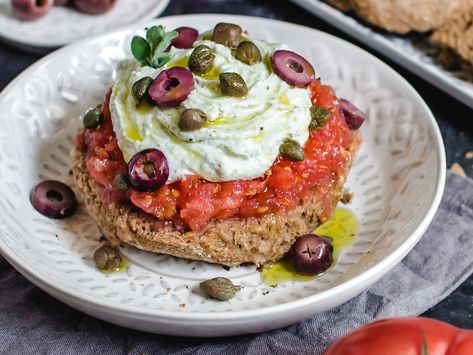 Cretan Dakos Salad with Feta Mousse (Ντάκος) Feta Mousse, Dakos Salad, Quick Meals For Kids, Cheese Mousse, Recipes Greek, Salad Appetizer, Salad With Feta, Breakfast Dinner, Fresh Tomatoes