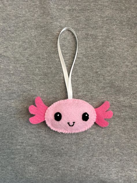 This cute kawaii axolotl is completely hand stitched by me. He measures about 5 inches wide and 2 inches tall. He hangs from white satin ribbon. Axolotl Felt Pattern, Axolotl Crafts, Felt Ornaments Patterns Free, Cute Felt Crafts, Free Christmas Crafts, Kawaii Felt, Kawaii Axolotl, Paper Kawaii, Anime Club