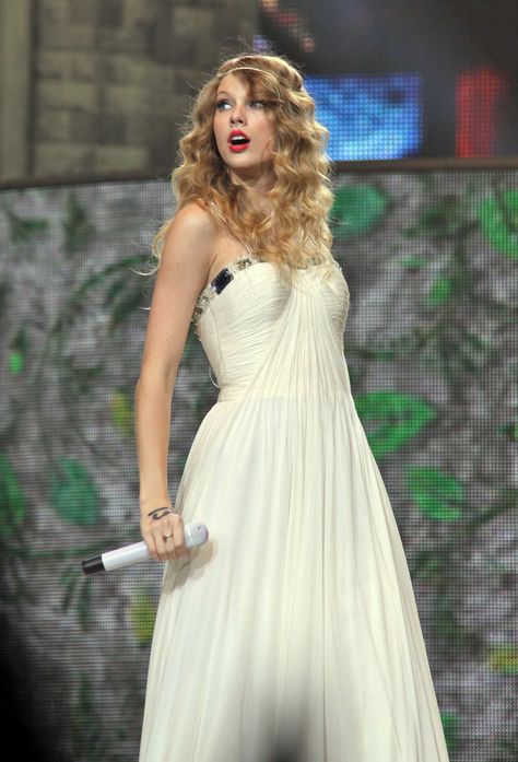 Taylor swift singing "Love Story" at the Fearless Tour! (After picture) Taylor Swift Love Story, Taylor Swift Performing, Fearless Tour, Fearless Album, Taylor Swift Dress, Taylor Swift Tour Outfits, Taylor Swift Web, Taylor Swift Fearless, Taylor Swift Music