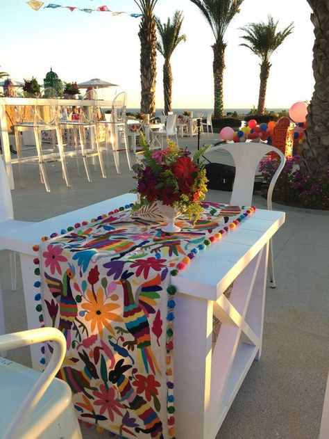 Hermosas ideas de decoración para una boda mexicana Oaxaca Wedding, Mexican Theme Wedding, Wedding Mexican, Mexican Theme Party Decorations, Mexican Inspired Wedding, Otomi Fabric, Mexican Birthday Parties, Mexican Themed Weddings, Mexican Party Decorations