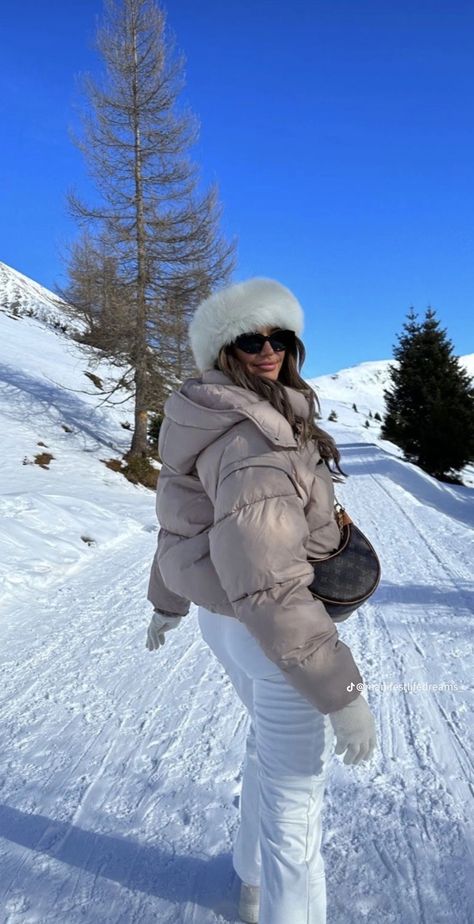 Winter Vacation Outfits Cold Weather, Extreme Cold Weather Outfits, Finland Outfit, Cabin Outfits, Canada Outfits, Ski Lifestyle, Mode Au Ski, Snow Outfits For Women, Apres Ski Outfit