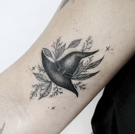 Witchy Hat Tattoo, Pretty Witch Tattoo Ideas, Womens Halloween Tattoos, Witchy Tattoo Cover Up Ideas, Granny Weatherwax Tattoo, Mystical Creatures Tattoo Ideas, Best Friend Witchy Tattoos, Buddhist Symbols Tattoos, Witch Tattoo Ideas Witchcraft