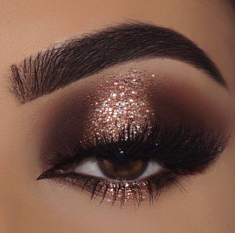 Deep brown matte halo eyeshaow with shimmer glitter accent Halo Eyeshadow, Halo Eye Makeup, Eye Makeup Images, Gold Makeup Looks, Eyeshadow Ideas, Wedding Eye Makeup, New Year's Makeup, Wedding Makeup For Brown Eyes, Prom Eye Makeup