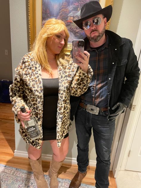 Yellowstone Couple Costume, Yellowstone Halloween Costume, Beth Dutton Rip Wheeler, Beth And Rip, Rip Wheeler Yellowstone, Rip Yellowstone, Rip Wheeler, Beth Dutton, Couples Costume