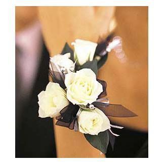 Homecoming Flowers, Prom Corsage And Boutonniere, Homecoming Corsage, White Spray Roses, Rose Corsage, Corsage And Boutonniere, Corsage Prom, Prom Flowers, Flower Corsage