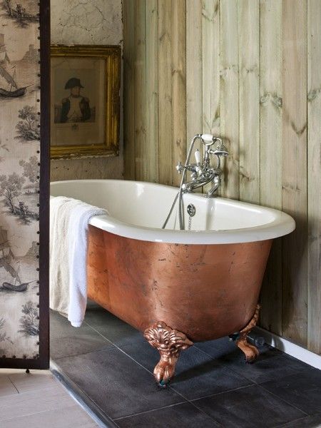 Lady Butterbug: ~Copper Leaf Tub~ Annie Sloan Colors, Bath Bedroom, Painted Bathroom, Copper Bath, Bathroom Transformation, Tub Ideas, Roll Top Bath, Bad Inspiration, Copper Leaf