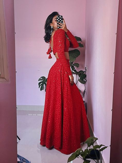 Lehenga Top Back Design, Rida Tharana Red Lehenga, Poses In Skirt And Top Traditional, Red Lehnga Dress, Red Lehenga Simple, Indian Fits, Simple Lehenga, Indian Outfits Lehenga, Lehenga Designs Simple