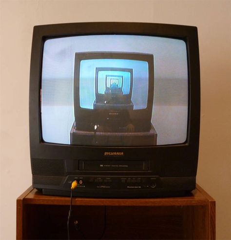 Andy Vible | iGNANT.de Old Television, Ex Machina, Retro Futurism, Tv Stands, Everyday Objects, Pics Art, Photography Inspo, Aesthetic Pictures, Surrealism