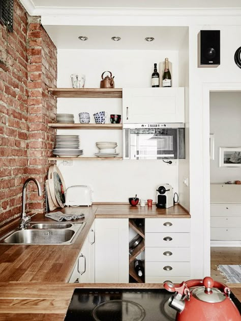 25+Absolutely+Beautiful+Small+Kitchens+via+@MyDomaine Small Kitchen Decoration, Cabinet Remodel, Small Kitchen Decor, Kitchen Cabinet Remodel, Santa Rita, Brick Walls, Apartment Kitchen, Tiny Kitchen, Trendy Kitchen