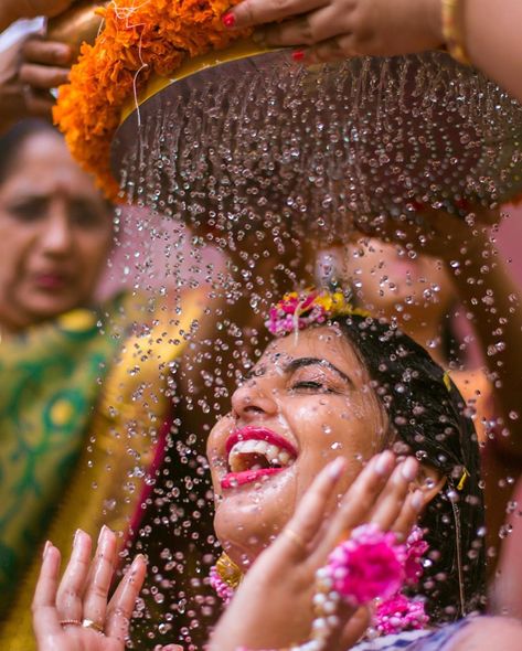 Haldi Photography Ideas, Haldi Poses For Bride, Haldi Poses, Haldi Photoshoot, Indian Bride Photography Poses, Bridesmaid Photoshoot, Indian Wedding Poses, Bride Photos Poses, Indian Wedding Photography Couples