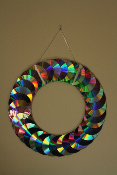 A layered cd wreath! Dvd Decor, Cd Upcycling Ideas, Crafts With Cds, Recycled Cd Crafts, Old Cd Crafts, Art Cd, Cd Project, Recycled Cds, Cd Diy