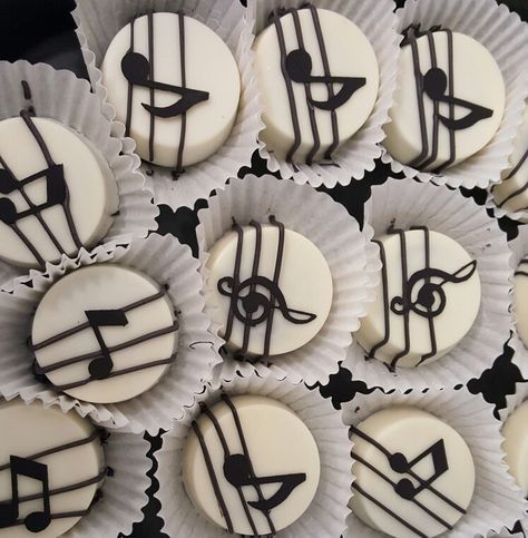 Music notes chocolate covered oreos Music Dessert Table, Music Inspired Food Party Ideas, Music Dessert Ideas, Music Chocolate Covered Strawberries, Music Themed Treats, Music Release Party Ideas, Music Major Graduation Party Ideas, Music Cake Pops, Music Themed Desserts