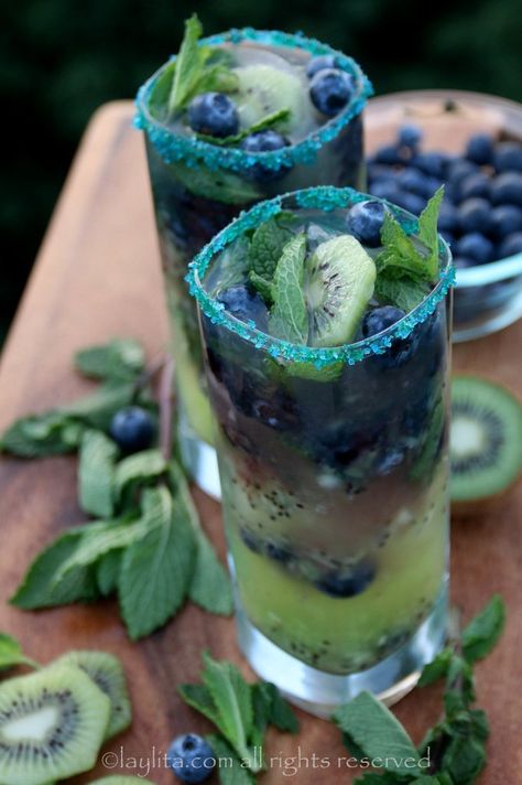 90s Cocktail Party, Blueberry Mojito Recipe, Blueberry Mojito, Mojito Recipe, Boozy Drinks, Drink Drank Drunk, Fancy Drinks, Mixed Drinks Recipes, Cocktail Drinks Recipes