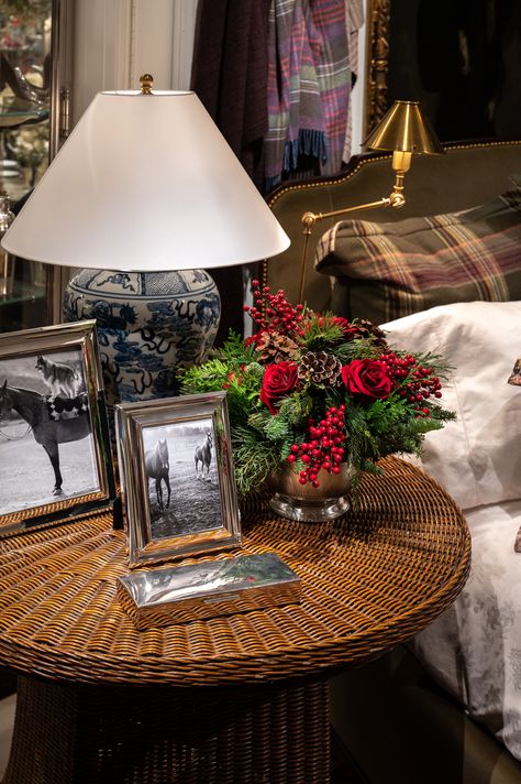 Nyc At Christmas, Ralph Lauren Christmas, Stacie Flinner, Nyc Christmas, Side Table Decor, Christmas Entertaining, Chic Christmas, Christmas Floral, Holiday Home Decor