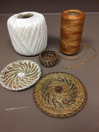 Pine Needle Baskets Tutorial, Pine Needle Crafts Diy, Pineneedle Baskets Diy, Pine Needle Baskets How To Make, Pine Needle Weaving, Pine Straw Baskets, Handmade Baskets Weaving, Pineneedle Baskets, Bushcraft Camp