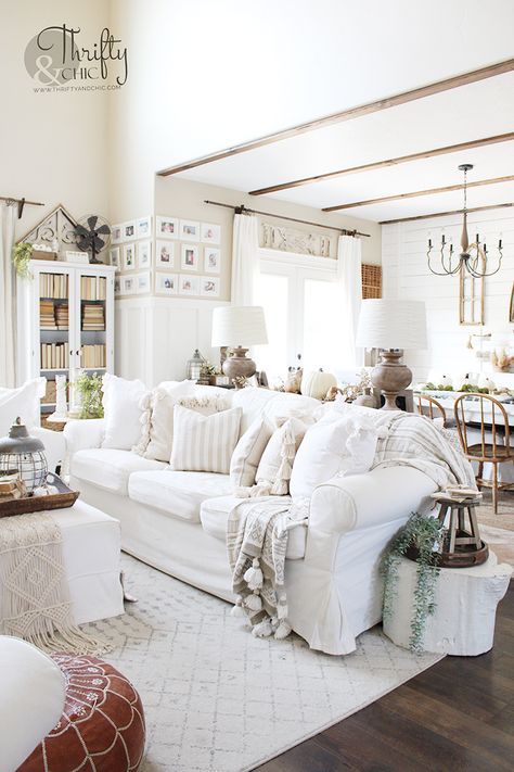 Farmhouse Parlor, Shabby Chic Living Room Ideas, Cozy Christmas Living Room Decor, Cottage Christmas Decor, French Glam, Bd Design, Cottage Style Living Room, Cozy White Cottage, Modern Cottage Style