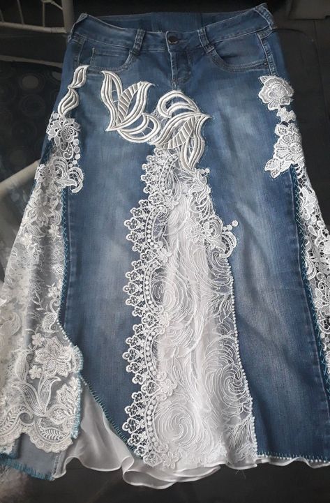 Upcycle Clothes Skirts, Återvinna Jeans, Lace Jeans, Couture Skirts, Small Bathroom Ideas On A Budget, Denim Projects, Denim Ideas, Recycle Jeans, Denim Crafts