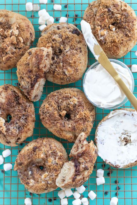 Homemade S'mores Bagels // Make a batch of sweet, buttery smores bagels with a yeast bagel base, chocolate chunks and a gooey marshmallow graham cracker topping! These are the perfect sweet breakfast treat for kids and adults! #bagels #yeastdough #breadrecipes #recipes #breakfast #smores #breakfastrecipes #brunchrecipes Graham Cracker Topping, Homemade Smores, Types Of Bagels, Bagel Recipes, Bagel Toppings, Cracker Toppings, Yeast Recipes, Sweet Breakfast Treats, Homemade Pretzels