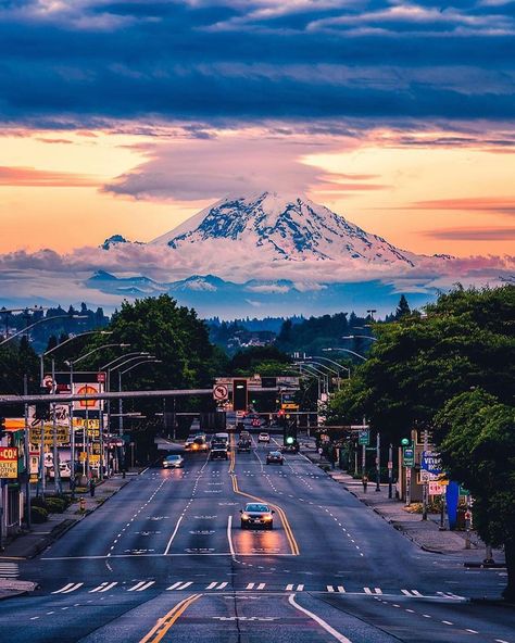 Vacations | Travel | Nature on Instagram: “Mountain view along the city 🏔 Seattle, Washington. Photo by @alberthbyang” Seattle Photos, Seattle Travel, Mt Rainier, Destination Voyage, Seattle Washington, Elba, Washington State, Mount Rainier, Pacific Northwest