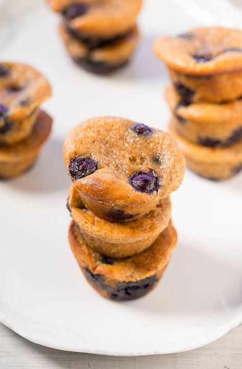 Flourless Blueberry Banana Blender Muffins - Averie Cooks Brown Sugar Muffins, Blueberry Banana Muffins, Flourless Baking, Oatmeal Muffin Recipes, Blender Muffins, Banana Blueberry Muffins, Averie Cooks, Under 100 Calories, Oatmeal Muffins