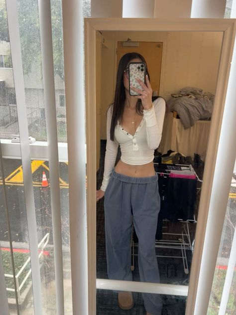 cozy ootd Brandy Long Sleeve Outfit, Girls Outfits Aesthetic, Dream Wardrobe Aesthetic, Brandy Sweatpants Outfit, Outfit Inspo Sweatpants, Outfit With Sweatpants, Aesthetic Clothing Styles, Cute Cozy Outfits, Outfit Inspo Pics