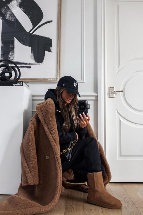 Teddy Bear Trench Coat Outfit, Ugg Teddy Coat, Maxmara Teddy Coat, Teddy Coat Outfit Casual, Long Teddy Coat Outfit, Teddy Jacket Outfit Winter, Fleece Coat Outfit, Brown Teddy Coat Outfit, Teddy Coat Street Style