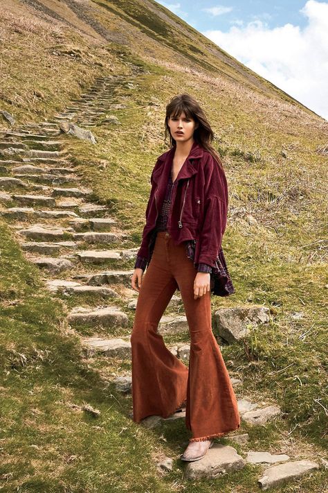 fall fashion | autumn hues | fall outfit | flare pants | boho | bell-bottoms | '70s vintage style | Free People ... Bell Bottom Outfit Ideas, Flare Pants Boho, Cord Jeans, Pants Outfit Fall, Estilo Hippie, Winter Boho, Free People Clothing Boutique, Boho Pants, Free People Jeans