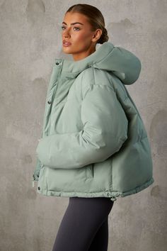 Winter Hooded Jacket, Green Puffer Jacket Outfit, Cute Puffer Jacket, Best Puffer Jacket, Bo Tee, Puffer Jacket With Hood, Green Puffer Jacket, Puffer Jacket Outfit, Oversized Puffer Jacket