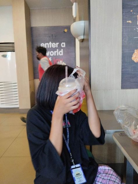 no face Jollibee Date With Girlfriend, Prank Gf Photos, With Gf Prank, Prank Photos Girlfriend, Fake Gf Prank, Fake Girlfriend Picture Prank, Jollibee Prank Picture, Fake Pictures Girlfriend, Fake Gf Pictures