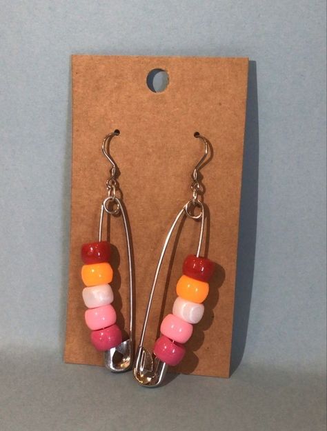 Lesbian Crafts Diy, Lesbian Jewelry Diy, Lesbian Crafts, Pride Jewelry Diy, Lesbian Accessories, Lgbtq Jewelry, Safety Pin Crafts, Anting Manik, Flag Earrings