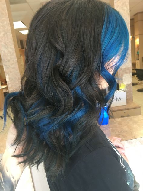 Black hair combat blue highlights block color curls waves textured hair done by IG : hairbynickyz Blue Color Block Hair, Undercolor Hair, Electric Blue Hair, Cosmetic Aesthetic, Weird Haircuts, Blue Hair Highlights, Black Hair Types, Color Block Hair, Short Dyed Hair